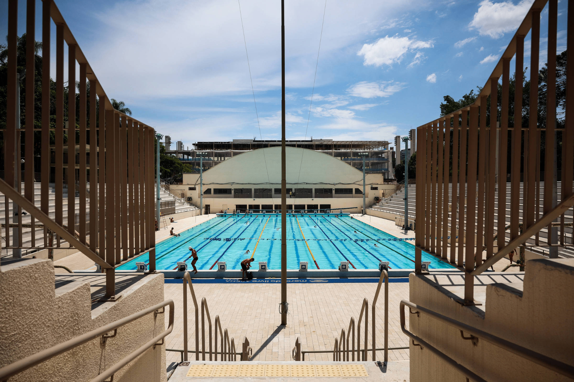 Vista da escadaria em direção à Piscina Mercado Livre