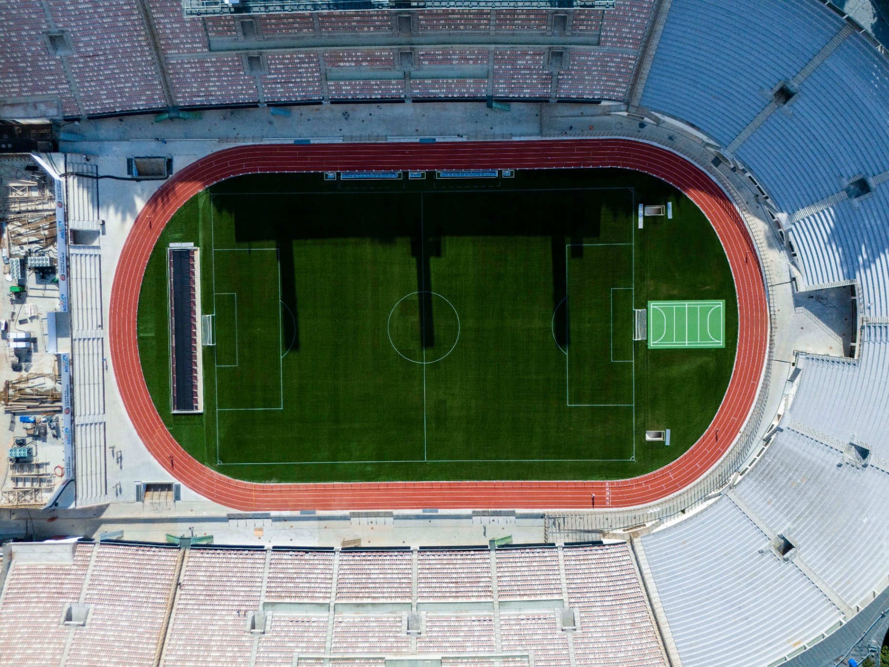 Arena Principal — Vista aérea do gramado e da pista