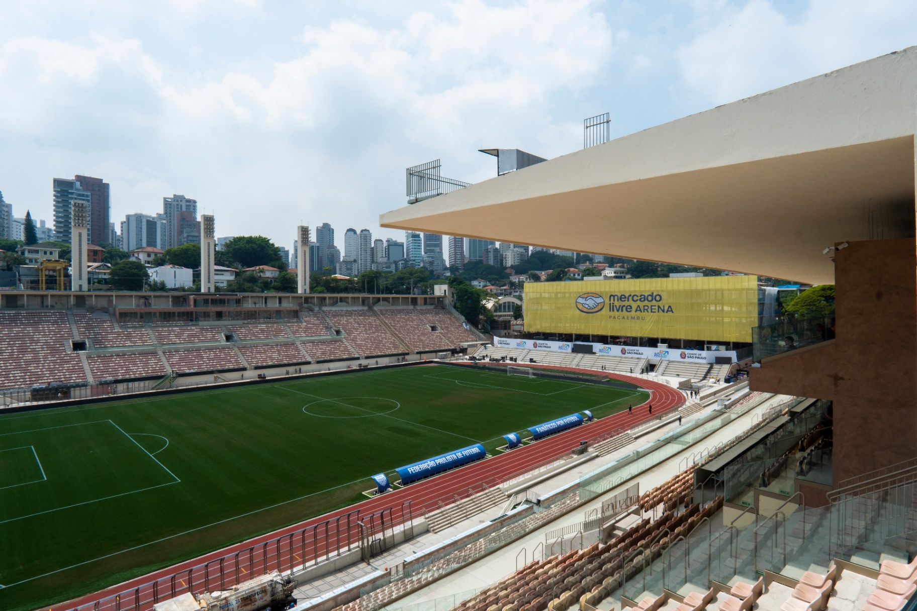 Arena Principal — Vista lateral do gramado e camarotes