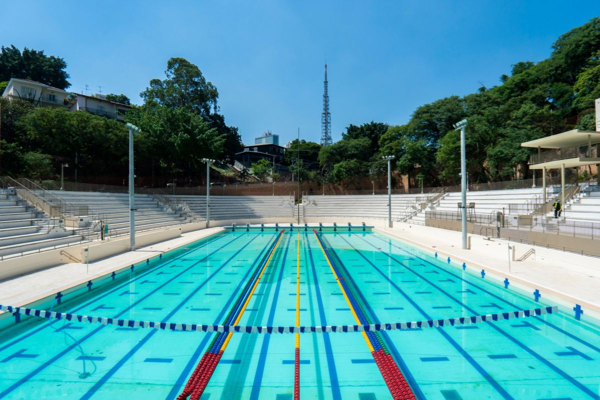 Piscina Mercado Livre vista frontal com raias coloridas