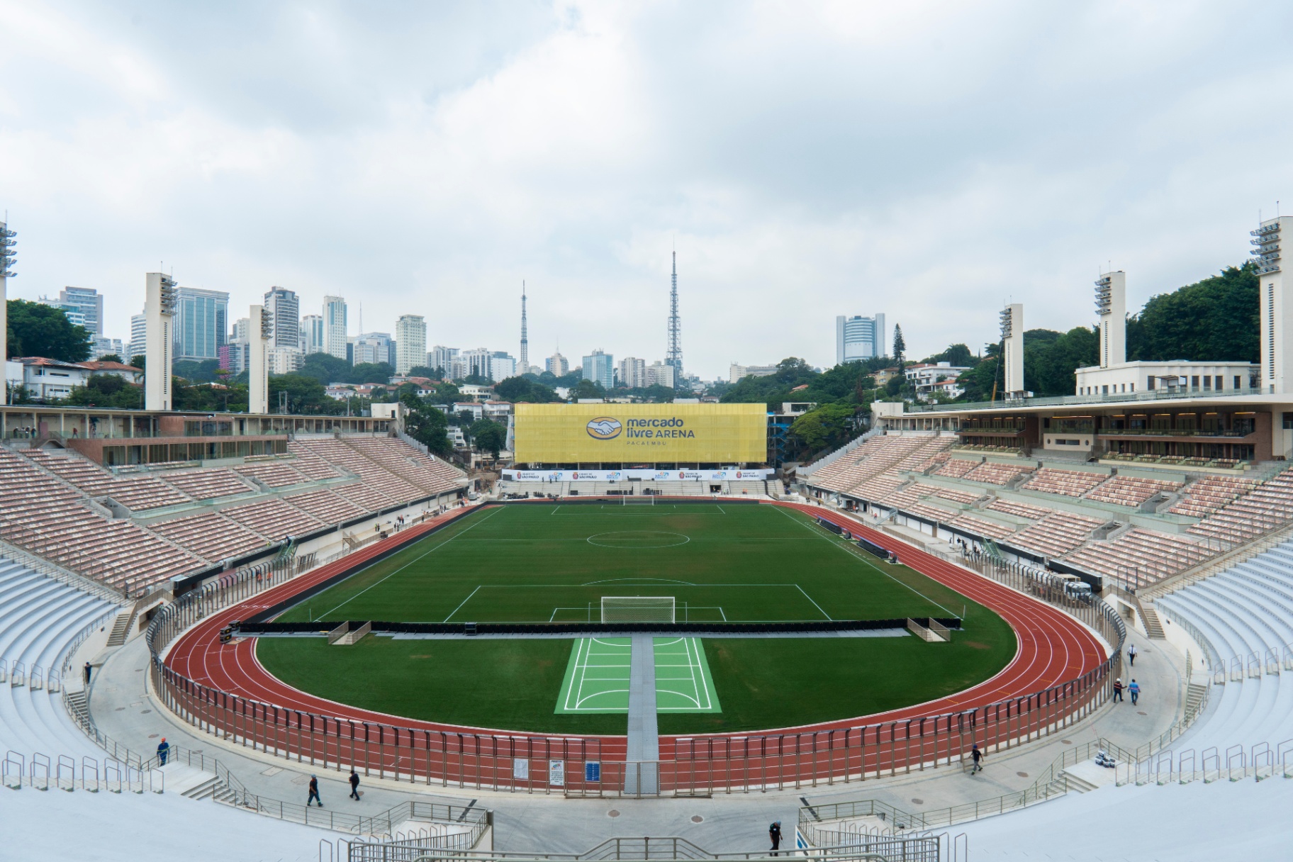 Arena Principal — Vista do gramado com skyline de São Paulo
