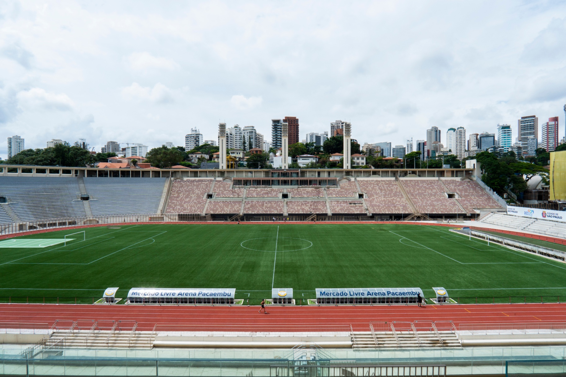 Arena Principal — Vista frontal do gramado